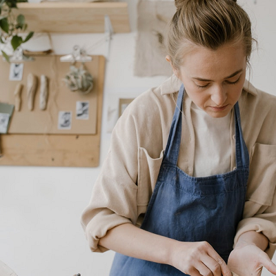 photo-of-female-potter-wearing-best-pottery-apron